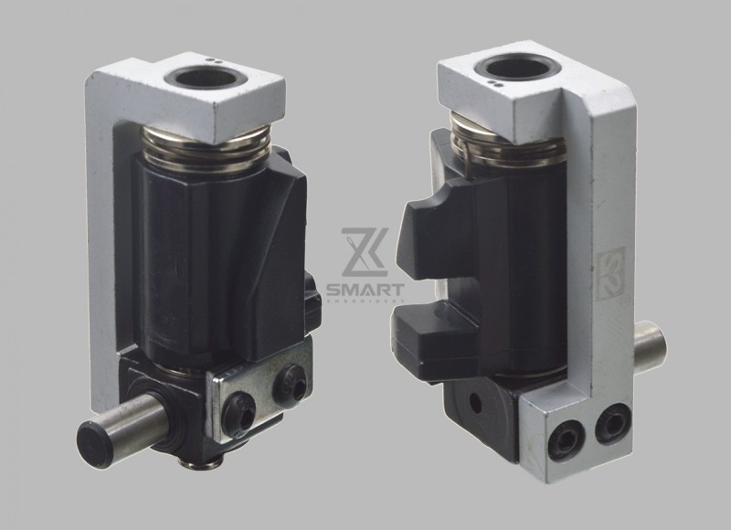 Solenoidul reciprocă cu bara de ac a un set de bare de broderie A01S15